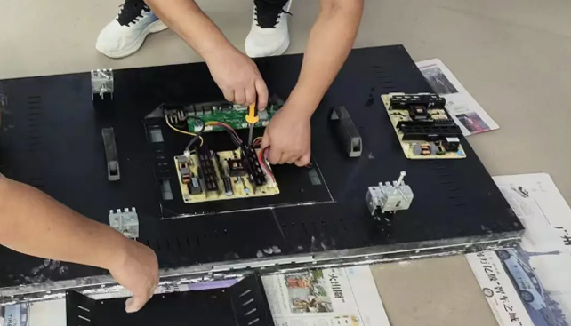 成都顯示屏維修|裸眼3D與柔性屏崛起：未來大型會議顯示屏的五大革新方向