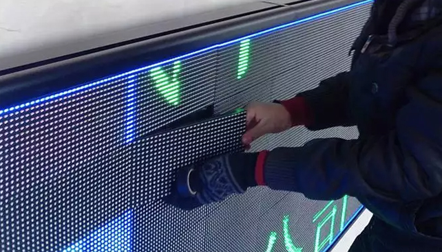 成都顯示屏廠家：會(huì)議顯示屏維修的實(shí)戰(zhàn)技巧與核心心法